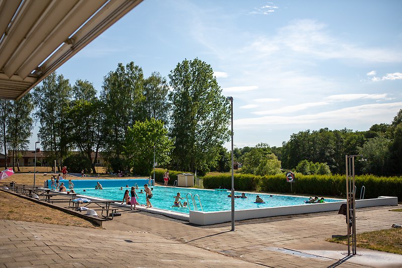 Många badar i utomhusbassängen för allmänheten i Vinslöv.